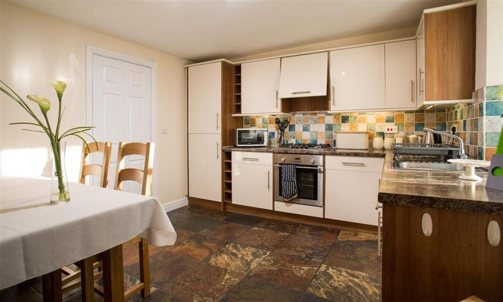Вилла Woodside West Боунес-он-Уиндермер Экстерьер фото